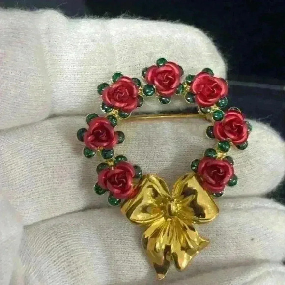 Avon Jewelry - Avon NR red rose Wreath flowers brooch Christmas style Gold-toned red green